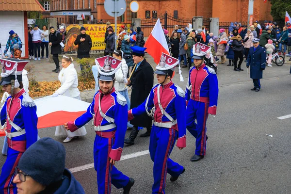 Wroclaw, Polonya - 11 Kasım 2024: Wroclaw 'da Neşeli Bağımsızlık Günü Yürüyüşü, Polonya Bayrakları, Öğrencileri ve 11 Kasım' ı Kutlayan Ailelerle Vatanseverlik Yürüyüşü