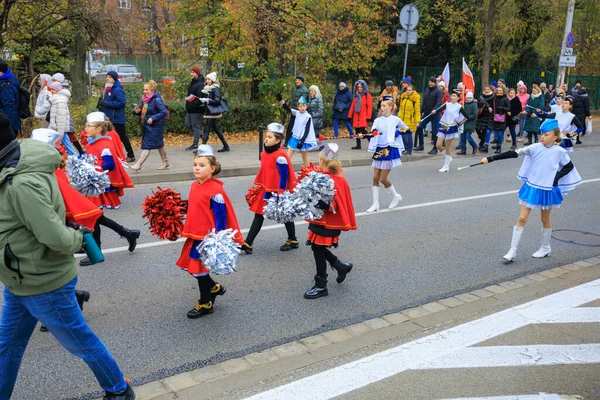 Wroclaw, Polonya - 11 Kasım 2024: Wroclaw 'da Neşeli Bağımsızlık Günü Yürüyüşü, Polonya Bayrakları, Öğrencileri ve 11 Kasım' ı Kutlayan Ailelerle Vatanseverlik Yürüyüşü