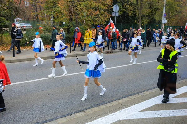 Wroclaw, Polonya - 11 Kasım 2024: Wroclaw 'da Neşeli Bağımsızlık Günü Yürüyüşü, Polonya Bayrakları, Öğrencileri ve 11 Kasım' ı Kutlayan Ailelerle Vatanseverlik Yürüyüşü