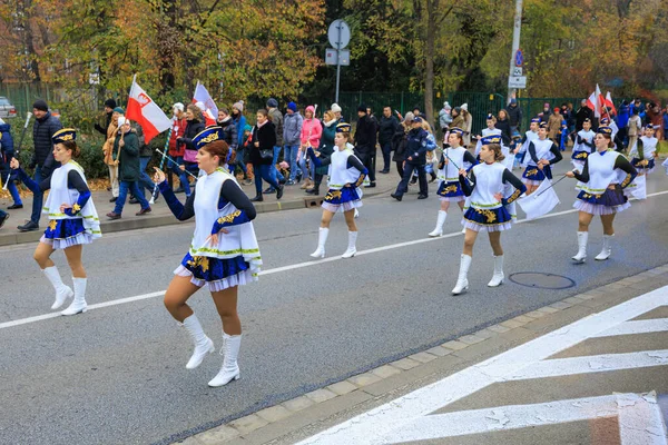 Wroclaw, Polonya - 11 Kasım 2024: Wroclaw 'da Neşeli Bağımsızlık Günü Yürüyüşü, Polonya Bayrakları, Öğrencileri ve 11 Kasım' ı Kutlayan Ailelerle Vatanseverlik Yürüyüşü