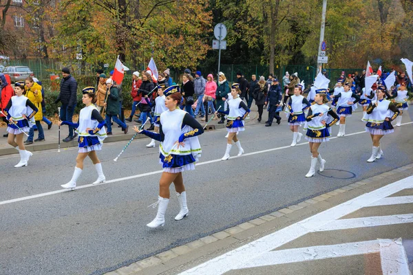 Wroclaw, Polonya - 11 Kasım 2024: Wroclaw 'da Neşeli Bağımsızlık Günü Yürüyüşü, Polonya Bayrakları, Öğrencileri ve 11 Kasım' ı Kutlayan Ailelerle Vatanseverlik Yürüyüşü