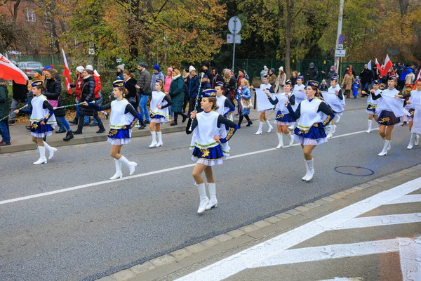 Wroclaw, Polonya - 11 Kasım 2024: Wroclaw 'da Neşeli Bağımsızlık Günü Yürüyüşü, Polonya Bayrakları, Öğrencileri ve 11 Kasım' ı Kutlayan Ailelerle Vatanseverlik Yürüyüşü