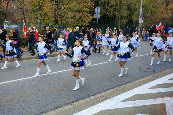 Wroclaw, Polonya - 11 Kasım 2024: Wroclaw 'da Neşeli Bağımsızlık Günü Yürüyüşü, Polonya Bayrakları, Öğrencileri ve 11 Kasım' ı Kutlayan Ailelerle Vatanseverlik Yürüyüşü