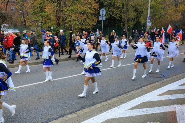 Wroclaw, Polonya - 11 Kasım 2024: Wroclaw 'da Neşeli Bağımsızlık Günü Yürüyüşü, Polonya Bayrakları, Öğrencileri ve 11 Kasım' ı Kutlayan Ailelerle Vatanseverlik Yürüyüşü