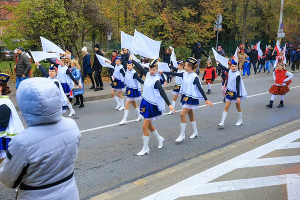 Wroclaw, Polonya - 11 Kasım 2024: Wroclaw 'da Neşeli Bağımsızlık Günü Yürüyüşü, Polonya Bayrakları, Öğrencileri ve 11 Kasım' ı Kutlayan Ailelerle Vatanseverlik Yürüyüşü