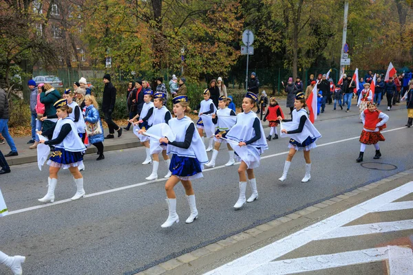 Wroclaw, Polonya - 11 Kasım 2024: Wroclaw 'da Neşeli Bağımsızlık Günü Yürüyüşü, Polonya Bayrakları, Öğrencileri ve 11 Kasım' ı Kutlayan Ailelerle Vatanseverlik Yürüyüşü