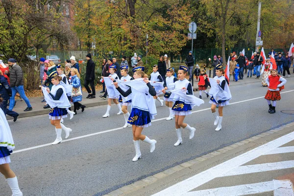 Wroclaw, Polonya - 11 Kasım 2024: Wroclaw 'da Neşeli Bağımsızlık Günü Yürüyüşü, Polonya Bayrakları, Öğrencileri ve 11 Kasım' ı Kutlayan Ailelerle Vatanseverlik Yürüyüşü