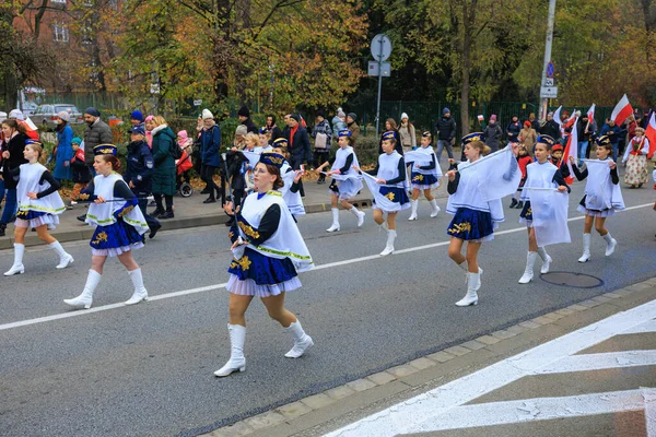 Wroclaw, Polonya - 11 Kasım 2024: Wroclaw 'da Neşeli Bağımsızlık Günü Yürüyüşü, Polonya Bayrakları, Öğrencileri ve 11 Kasım' ı Kutlayan Ailelerle Vatanseverlik Yürüyüşü