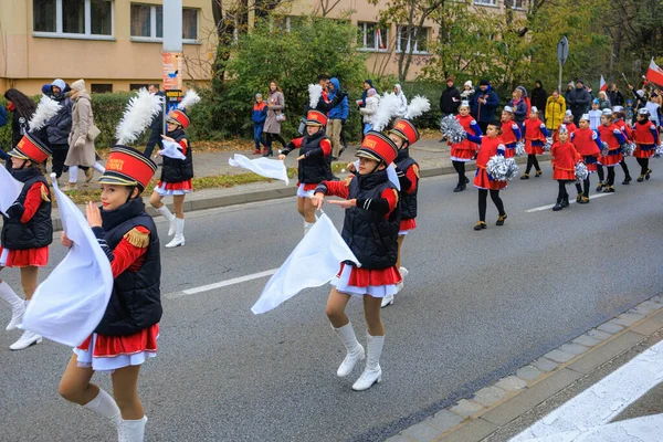 Wroclaw, Polonya - 11 Kasım 2024: Wroclaw 'da Neşeli Bağımsızlık Günü Yürüyüşü, Polonya Bayrakları, Öğrencileri ve 11 Kasım' ı Kutlayan Ailelerle Vatanseverlik Yürüyüşü