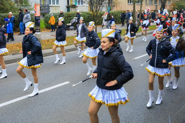 Wroclaw, Polonya - 11 Kasım 2024: Wroclaw 'da Neşeli Bağımsızlık Günü Yürüyüşü, Polonya Bayrakları, Öğrencileri ve 11 Kasım' ı Kutlayan Ailelerle Vatanseverlik Yürüyüşü