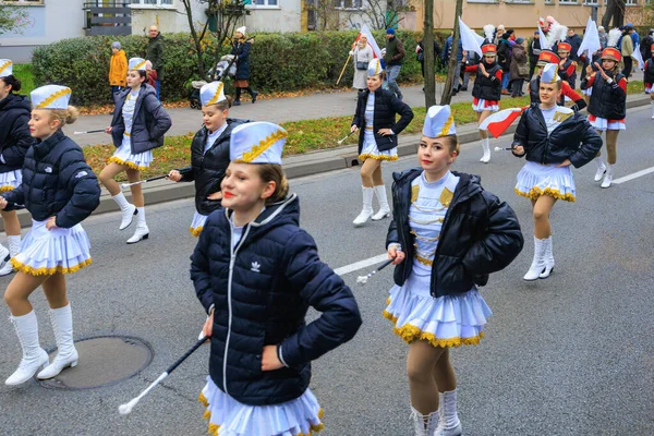 Wroclaw, Polonya - 11 Kasım 2024: Wroclaw 'da Neşeli Bağımsızlık Günü Yürüyüşü, Polonya Bayrakları, Öğrencileri ve 11 Kasım' ı Kutlayan Ailelerle Vatanseverlik Yürüyüşü