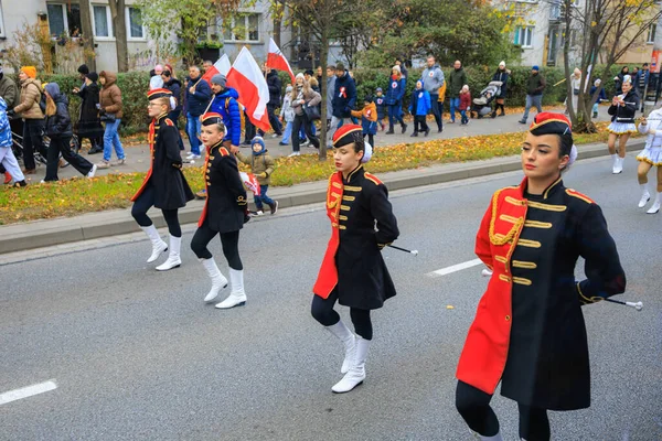 Wroclaw, Polonya - 11 Kasım 2024: Wroclaw 'da Neşeli Bağımsızlık Günü Yürüyüşü, Polonya Bayrakları, Öğrencileri ve 11 Kasım' ı Kutlayan Ailelerle Vatanseverlik Yürüyüşü