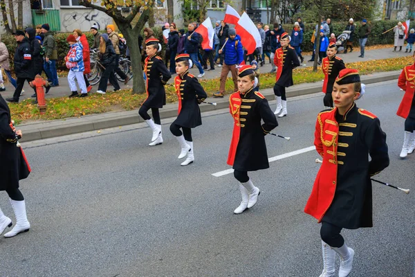 Wroclaw, Polonya - 11 Kasım 2024: Wroclaw 'da Neşeli Bağımsızlık Günü Yürüyüşü, Polonya Bayrakları, Öğrencileri ve 11 Kasım' ı Kutlayan Ailelerle Vatanseverlik Yürüyüşü