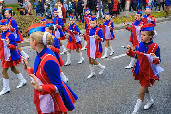 Wroclaw, Polonya - 11 Kasım 2024: Wroclaw 'da Neşeli Bağımsızlık Günü Yürüyüşü, Polonya Bayrakları, Öğrencileri ve 11 Kasım' ı Kutlayan Ailelerle Vatanseverlik Yürüyüşü