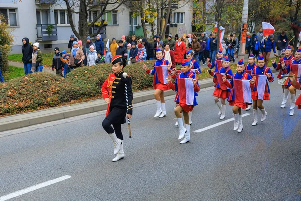 Wroclaw, Polonya - 11 Kasım 2024: Wroclaw 'da Neşeli Bağımsızlık Günü Yürüyüşü, Polonya Bayrakları, Öğrencileri ve 11 Kasım' ı Kutlayan Ailelerle Vatanseverlik Yürüyüşü