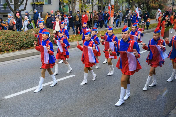 Wroclaw, Polonya - 11 Kasım 2024: Wroclaw 'da Neşeli Bağımsızlık Günü Yürüyüşü, Polonya Bayrakları, Öğrencileri ve 11 Kasım' ı Kutlayan Ailelerle Vatanseverlik Yürüyüşü