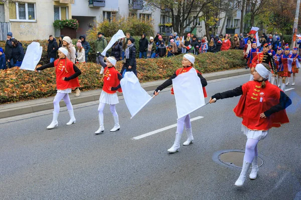 Wroclaw, Polonya - 11 Kasım 2024: Wroclaw 'da Neşeli Bağımsızlık Günü Yürüyüşü, Polonya Bayrakları, Öğrencileri ve 11 Kasım' ı Kutlayan Ailelerle Vatanseverlik Yürüyüşü