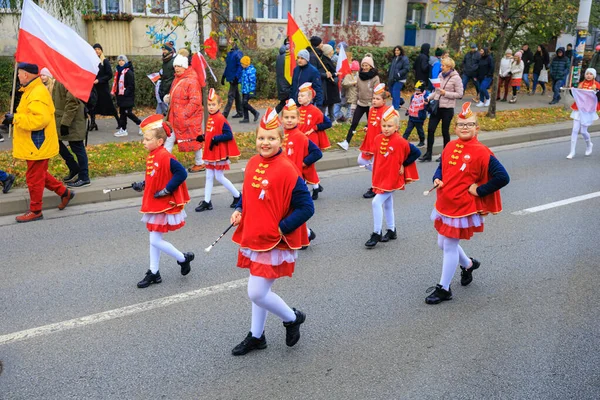 Wroclaw, Polonya - 11 Kasım 2024: Wroclaw 'da Neşeli Bağımsızlık Günü Yürüyüşü, Polonya Bayrakları, Öğrencileri ve 11 Kasım' ı Kutlayan Ailelerle Vatanseverlik Yürüyüşü