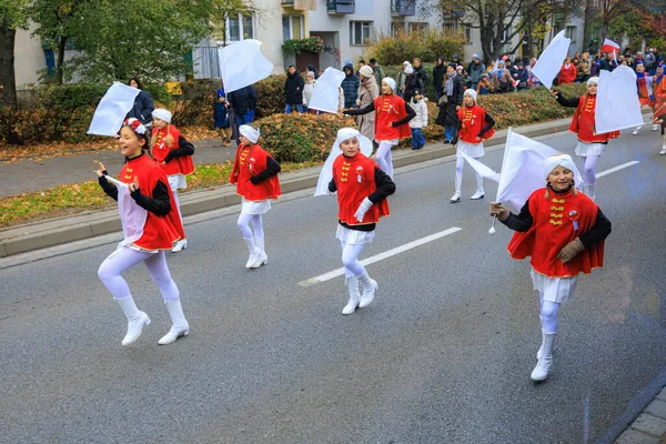 Wroclaw, Polonya - 11 Kasım 2024: Wroclaw 'da Neşeli Bağımsızlık Günü Yürüyüşü, Polonya Bayrakları, Öğrencileri ve 11 Kasım' ı Kutlayan Ailelerle Vatanseverlik Yürüyüşü