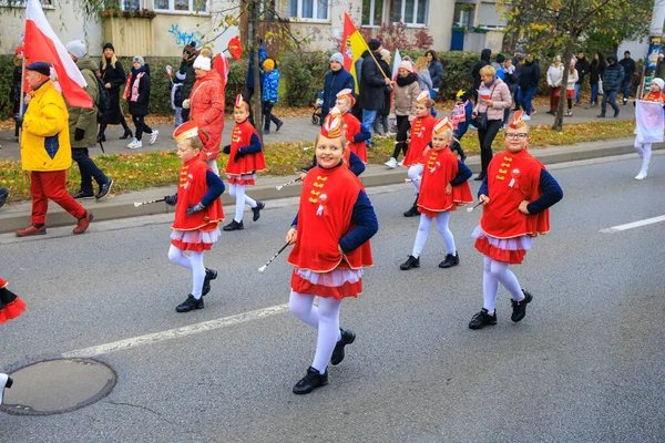 Wroclaw, Polonya - 11 Kasım 2024: Wroclaw 'da Neşeli Bağımsızlık Günü Yürüyüşü, Polonya Bayrakları, Öğrencileri ve 11 Kasım' ı Kutlayan Ailelerle Vatanseverlik Yürüyüşü
