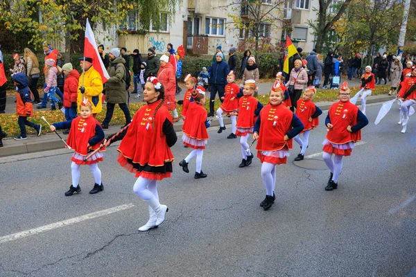 Wroclaw, Polonya - 11 Kasım 2024: Wroclaw 'da Neşeli Bağımsızlık Günü Yürüyüşü, Polonya Bayrakları, Öğrencileri ve 11 Kasım' ı Kutlayan Ailelerle Vatanseverlik Yürüyüşü