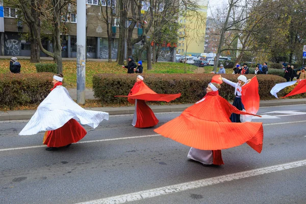 Wroclaw, Polonya - 11 Kasım 2024: Wroclaw 'da Neşeli Bağımsızlık Günü Yürüyüşü, Polonya Bayrakları, Öğrencileri ve 11 Kasım' ı Kutlayan Ailelerle Vatanseverlik Yürüyüşü