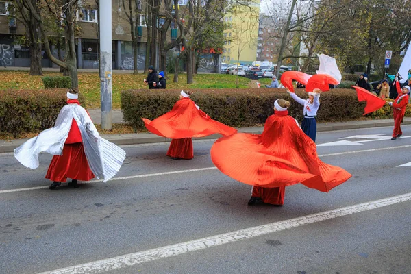 Wroclaw, Polonya - 11 Kasım 2024: Wroclaw 'da Neşeli Bağımsızlık Günü Yürüyüşü, Polonya Bayrakları, Öğrencileri ve 11 Kasım' ı Kutlayan Ailelerle Vatanseverlik Yürüyüşü