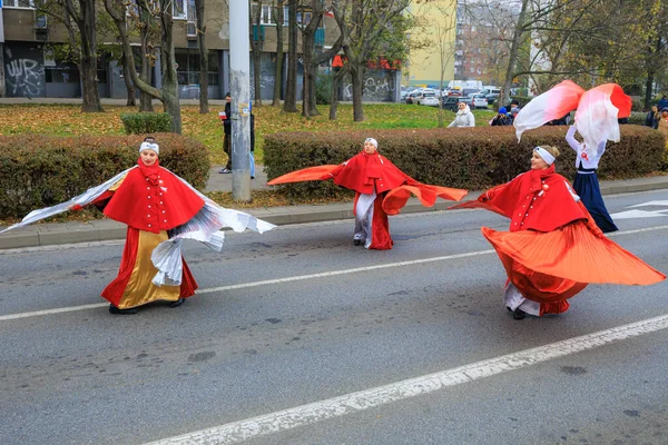 Wroclaw, Polonya - 11 Kasım 2024: Wroclaw 'da Neşeli Bağımsızlık Günü Yürüyüşü, Polonya Bayrakları, Öğrencileri ve 11 Kasım' ı Kutlayan Ailelerle Vatanseverlik Yürüyüşü