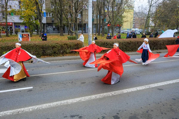 Wroclaw, Polonya - 11 Kasım 2024: Wroclaw 'da Neşeli Bağımsızlık Günü Yürüyüşü, Polonya Bayrakları, Öğrencileri ve 11 Kasım' ı Kutlayan Ailelerle Vatanseverlik Yürüyüşü