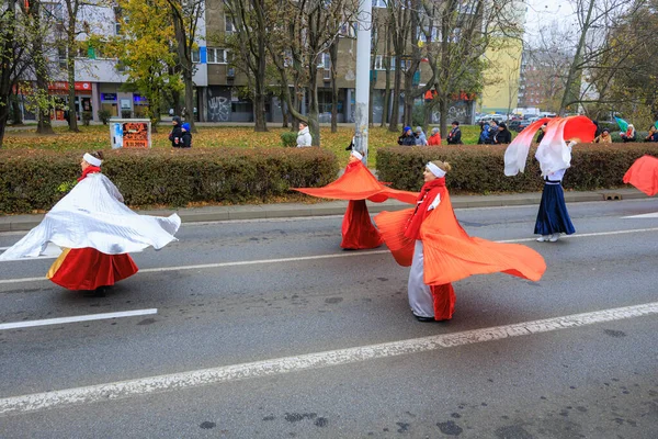 Wroclaw, Polonya - 11 Kasım 2024: Wroclaw 'da Neşeli Bağımsızlık Günü Yürüyüşü, Polonya Bayrakları, Öğrencileri ve 11 Kasım' ı Kutlayan Ailelerle Vatanseverlik Yürüyüşü