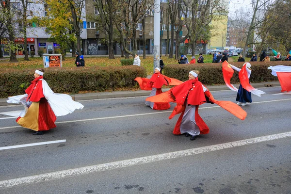 Wroclaw, Polonya - 11 Kasım 2024: Wroclaw 'da Neşeli Bağımsızlık Günü Yürüyüşü, Polonya Bayrakları, Öğrencileri ve 11 Kasım' ı Kutlayan Ailelerle Vatanseverlik Yürüyüşü