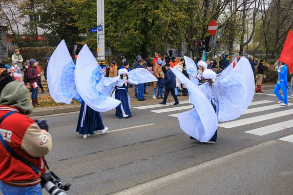 Wroclaw, Polonya - 11 Kasım 2024: Wroclaw 'da Neşeli Bağımsızlık Günü Yürüyüşü, Polonya Bayrakları, Öğrencileri ve 11 Kasım' ı Kutlayan Ailelerle Vatanseverlik Yürüyüşü