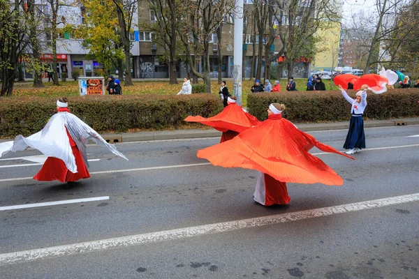 Wroclaw, Polonya - 11 Kasım 2024: Wroclaw 'da Neşeli Bağımsızlık Günü Yürüyüşü, Polonya Bayrakları, Öğrencileri ve 11 Kasım' ı Kutlayan Ailelerle Vatanseverlik Yürüyüşü