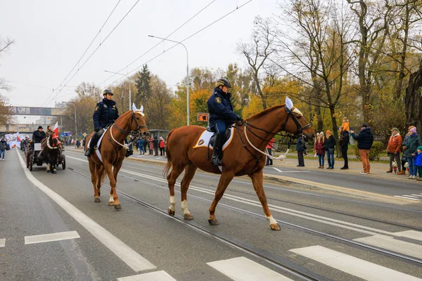 Wroclaw, Polonya - 11 Kasım 2024: Wroclaw 'da Neşeli Bağımsızlık Günü Yürüyüşü, Polonya Bayrakları, Öğrencileri ve 11 Kasım' ı Kutlayan Ailelerle Vatanseverlik Yürüyüşü