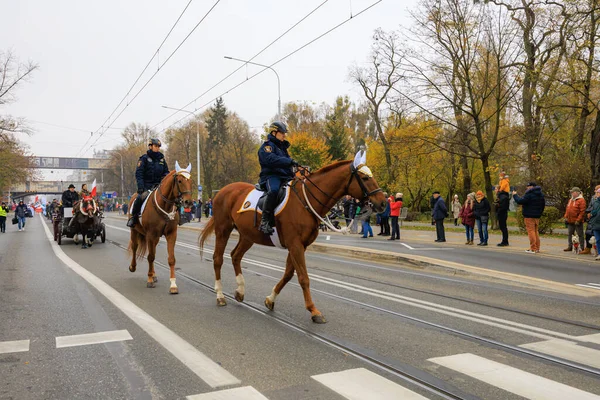 Wroclaw, Polonya - 11 Kasım 2024: Wroclaw 'da Neşeli Bağımsızlık Günü Yürüyüşü, Polonya Bayrakları, Öğrencileri ve 11 Kasım' ı Kutlayan Ailelerle Vatanseverlik Yürüyüşü
