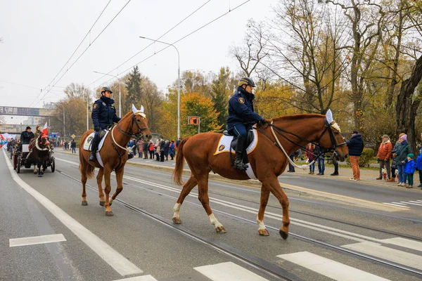 Wroclaw, Polonya - 11 Kasım 2024: Wroclaw 'da Neşeli Bağımsızlık Günü Yürüyüşü, Polonya Bayrakları, Öğrencileri ve 11 Kasım' ı Kutlayan Ailelerle Vatanseverlik Yürüyüşü