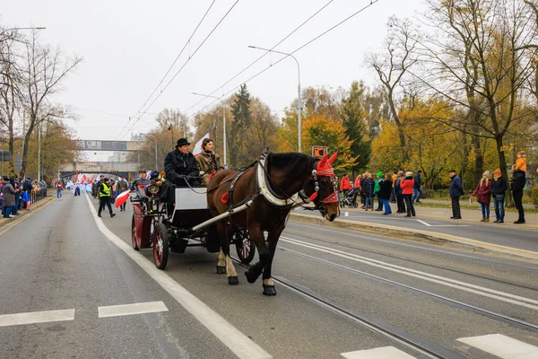 Wroclaw, Polonya - 11 Kasım 2024: Wroclaw 'da Neşeli Bağımsızlık Günü Yürüyüşü, Polonya Bayrakları, Öğrencileri ve 11 Kasım' ı Kutlayan Ailelerle Vatanseverlik Yürüyüşü