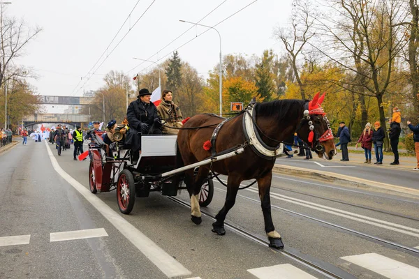 Wroclaw, Polonya - 11 Kasım 2024: Wroclaw 'da Neşeli Bağımsızlık Günü Yürüyüşü, Polonya Bayrakları, Öğrencileri ve 11 Kasım' ı Kutlayan Ailelerle Vatanseverlik Yürüyüşü