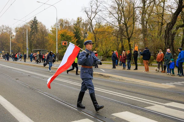 Wroclaw, Polonya - 11 Kasım 2024: Wroclaw 'da Neşeli Bağımsızlık Günü Yürüyüşü, Polonya Bayrakları, Öğrencileri ve 11 Kasım' ı Kutlayan Ailelerle Vatanseverlik Yürüyüşü