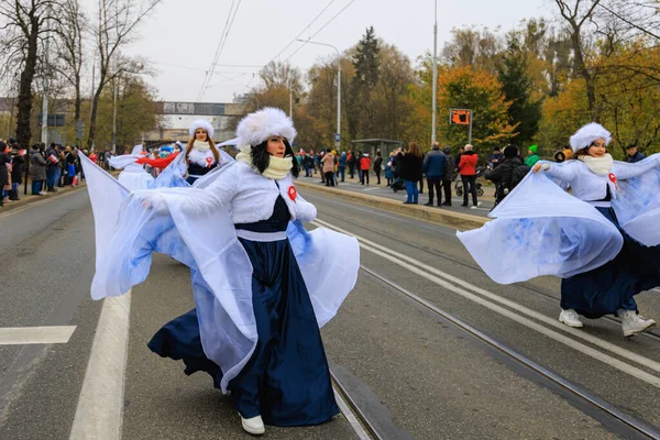 Wroclaw, Polonya - 11 Kasım 2024: Wroclaw 'da Neşeli Bağımsızlık Günü Yürüyüşü, Polonya Bayrakları, Öğrencileri ve 11 Kasım' ı Kutlayan Ailelerle Vatanseverlik Yürüyüşü
