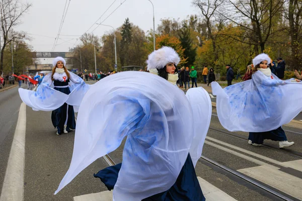 Wroclaw, Polonya - 11 Kasım 2024: Wroclaw 'da Neşeli Bağımsızlık Günü Yürüyüşü, Polonya Bayrakları, Öğrencileri ve 11 Kasım' ı Kutlayan Ailelerle Vatanseverlik Yürüyüşü