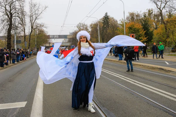 Wroclaw, Polonya - 11 Kasım 2024: Wroclaw 'da Neşeli Bağımsızlık Günü Yürüyüşü, Polonya Bayrakları, Öğrencileri ve 11 Kasım' ı Kutlayan Ailelerle Vatanseverlik Yürüyüşü