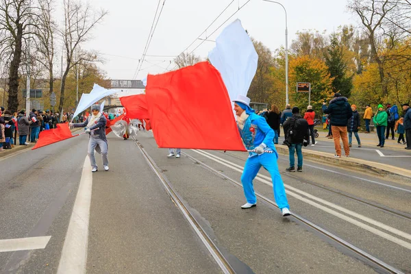 Wroclaw, Polonya - 11 Kasım 2024: Wroclaw 'da Neşeli Bağımsızlık Günü Yürüyüşü, Polonya Bayrakları, Öğrencileri ve 11 Kasım' ı Kutlayan Ailelerle Vatanseverlik Yürüyüşü