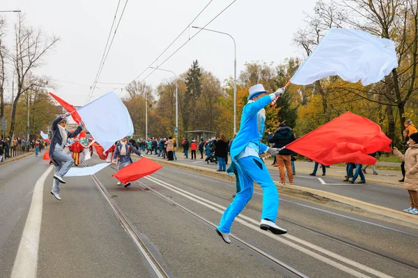 Wroclaw, Polonya - 11 Kasım 2024: Wroclaw 'da Neşeli Bağımsızlık Günü Yürüyüşü, Polonya Bayrakları, Öğrencileri ve 11 Kasım' ı Kutlayan Ailelerle Vatanseverlik Yürüyüşü