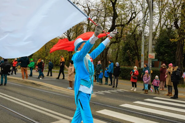 Wroclaw, Polonya - 11 Kasım 2024: Wroclaw 'da Neşeli Bağımsızlık Günü Yürüyüşü, Polonya Bayrakları, Öğrencileri ve 11 Kasım' ı Kutlayan Ailelerle Vatanseverlik Yürüyüşü