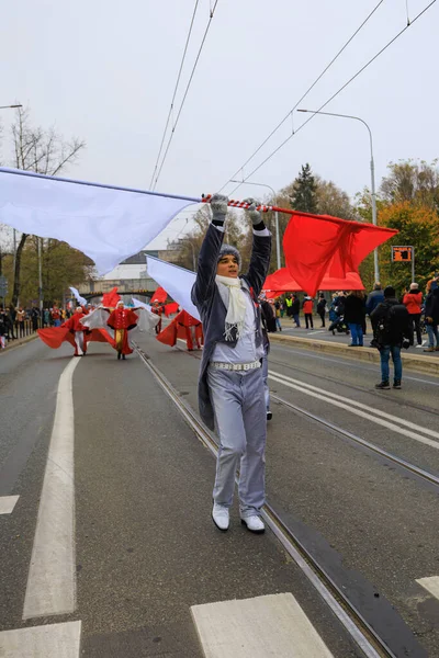 Wroclaw, Polonya - 11 Kasım 2024: Wroclaw 'da Neşeli Bağımsızlık Günü Yürüyüşü, Polonya Bayrakları, Öğrencileri ve 11 Kasım' ı Kutlayan Ailelerle Vatanseverlik Yürüyüşü