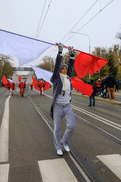 Wroclaw, Polonya - 11 Kasım 2024: Wroclaw 'da Neşeli Bağımsızlık Günü Yürüyüşü, Polonya Bayrakları, Öğrencileri ve 11 Kasım' ı Kutlayan Ailelerle Vatanseverlik Yürüyüşü