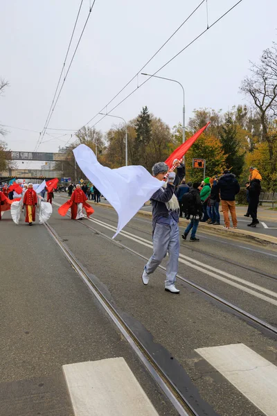 Wroclaw, Polonya - 11 Kasım 2024: Wroclaw 'da Neşeli Bağımsızlık Günü Yürüyüşü, Polonya Bayrakları, Öğrencileri ve 11 Kasım' ı Kutlayan Ailelerle Vatanseverlik Yürüyüşü
