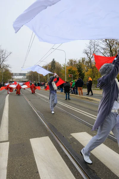 Wroclaw, Polonya - 11 Kasım 2024: Wroclaw 'da Neşeli Bağımsızlık Günü Yürüyüşü, Polonya Bayrakları, Öğrencileri ve 11 Kasım' ı Kutlayan Ailelerle Vatanseverlik Yürüyüşü
