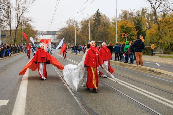 Wroclaw, Polonya - 11 Kasım 2024: Wroclaw 'da Neşeli Bağımsızlık Günü Yürüyüşü, Polonya Bayrakları, Öğrencileri ve 11 Kasım' ı Kutlayan Ailelerle Vatanseverlik Yürüyüşü